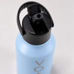 Detalhe do bocal da garrafa VOA Thermos Luxe Grace 350 ml com tampa aberta