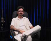 Guilherme a falar sobre a voz como instrumento de impacto no podcast VOA