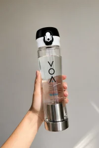voa-naia-garrafa-mao